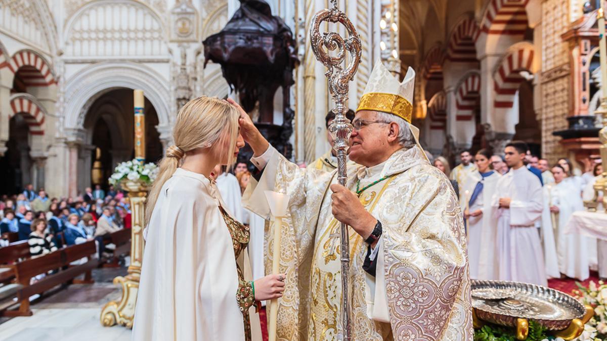 Imagen de la última ceremonia de bautismo de adultos, oficiada en la Catedral por Demetrio Fernández.