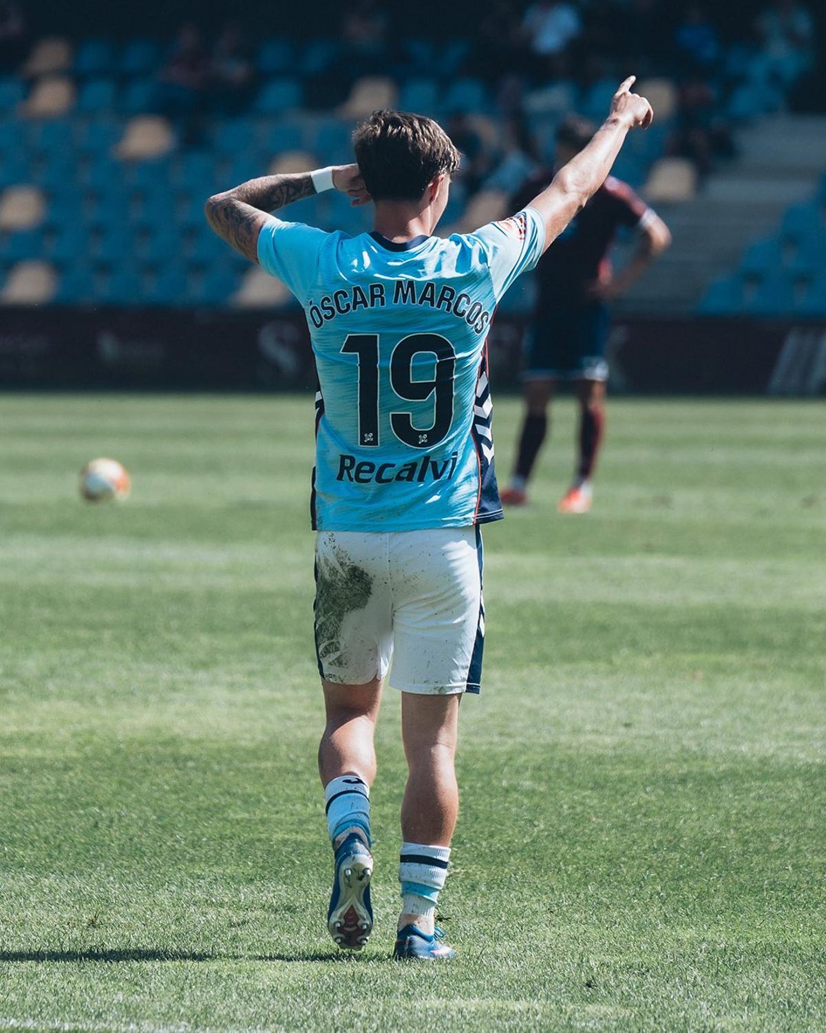 Óscar Marcos celebra su gol, que impide el alirón del Tenerife.