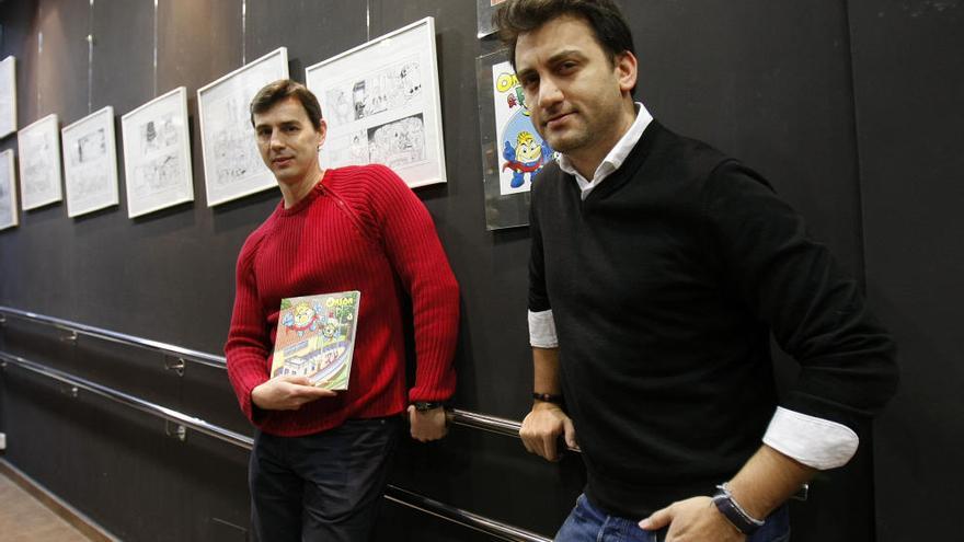 José Villena (dcha) y David Tomaselli, con su libro en Comic Stores.