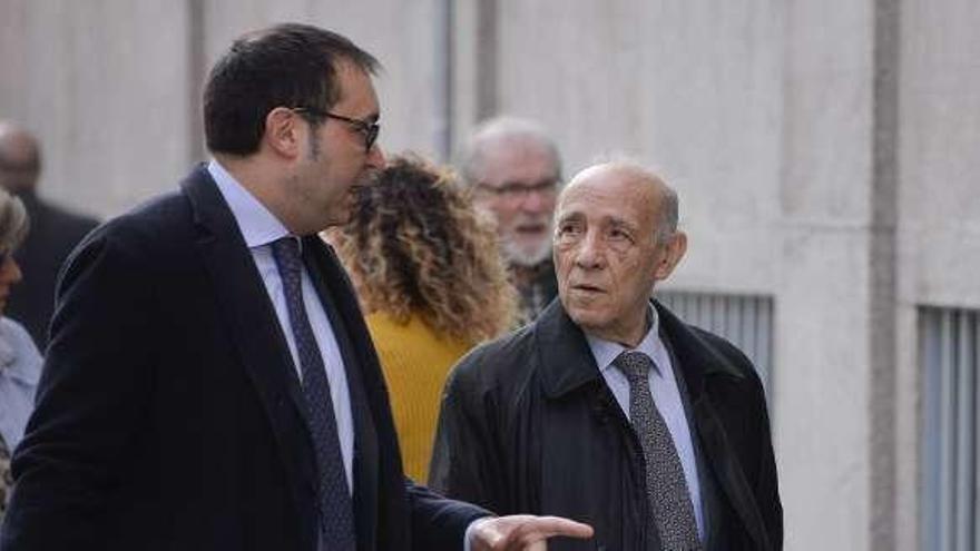 José Luis García Arias llega al Juzgado en compañía de su abogado, Alberto García Montes.