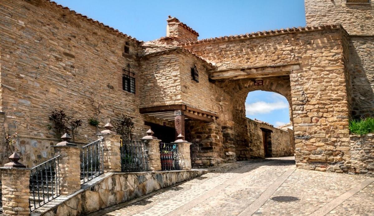 Recorrer la Calle Mayor de Calatañazor es como pasear por una calle medieval congelada en el tiempo.
