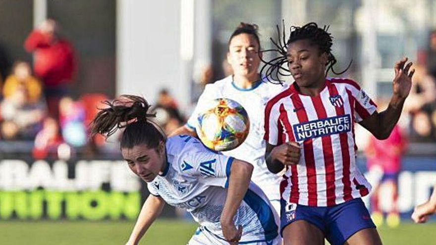 Iris, con una jugadora del Atlético la temporada pasada.