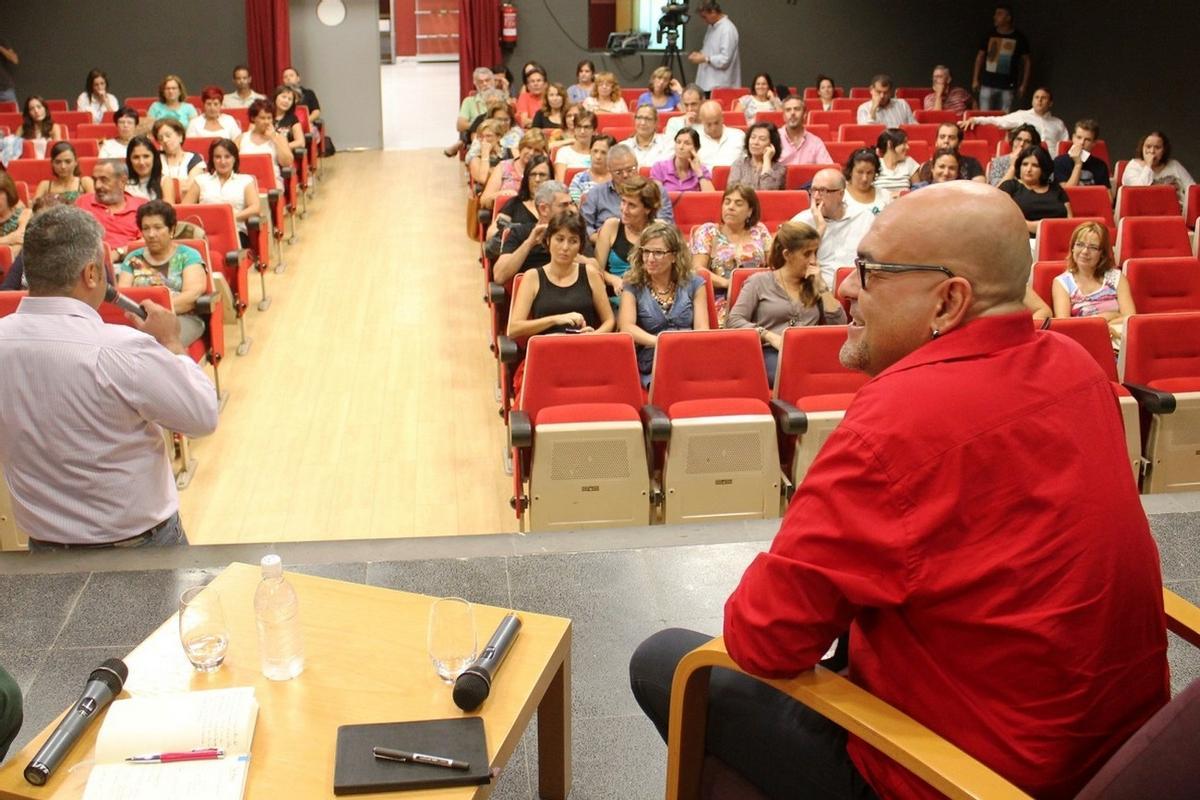 La vida del escritor Alexis Ravelo, en imágenes
