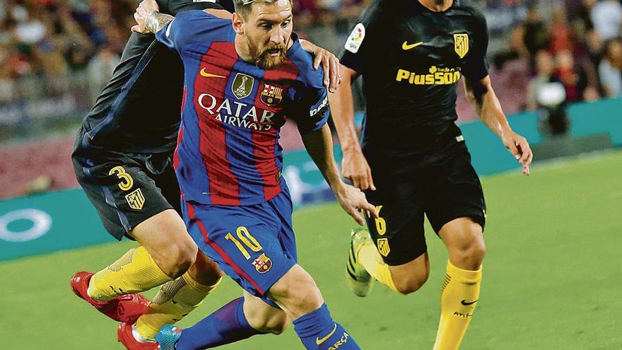 Messi supera a Filipe Luis, con Koke a la derecha, en el último Barça-Atlético de Liga.