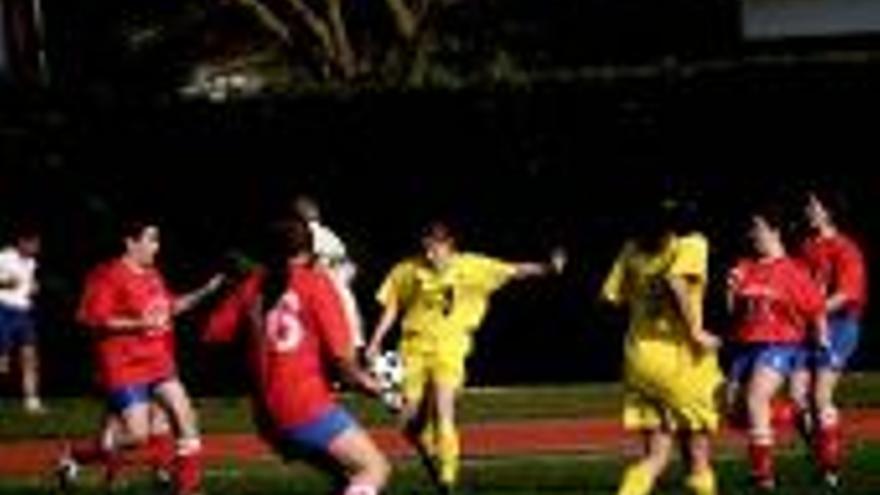 Las mujeres demuestran que saben jugar bien al fútbol en el torneo celebrado en La Granadilla