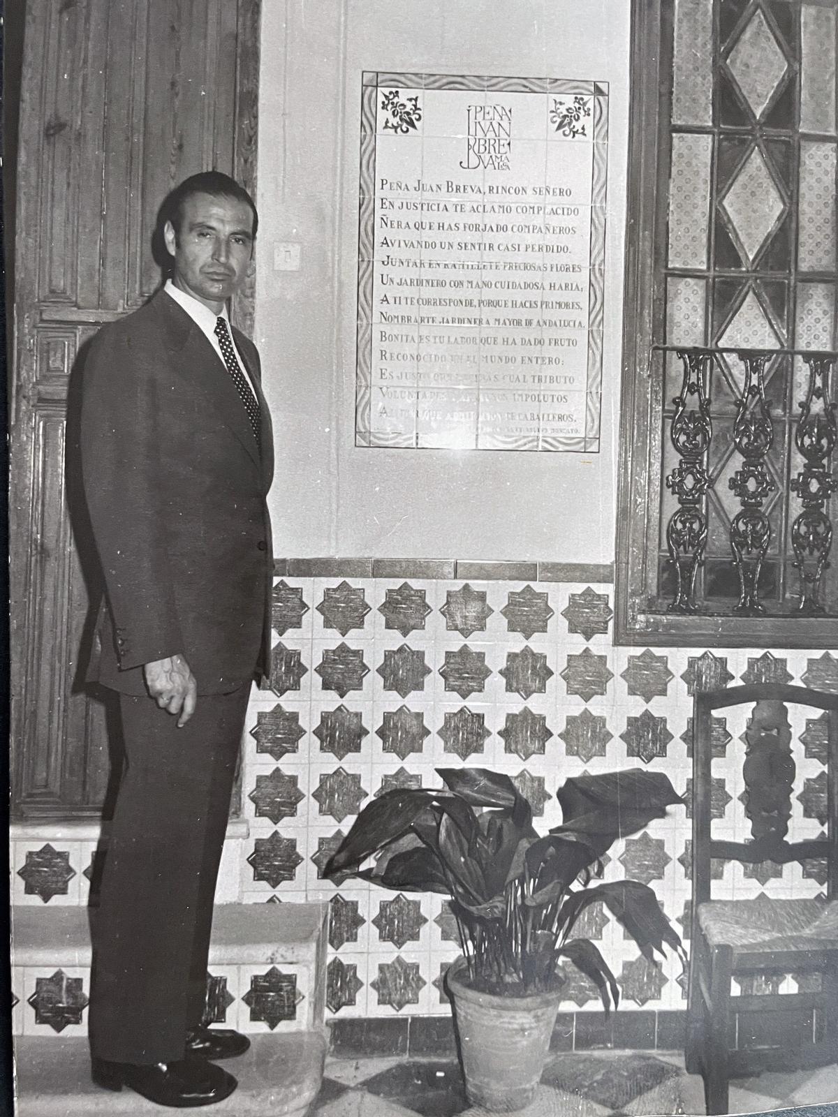 Un joven Pepe Luque, con el azulejo que ensalza, con un acróstico, la Peña Juan Breva.