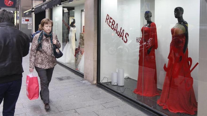 Los escaparates de los comercios del centro ya lucen letreros con sus rebajas.