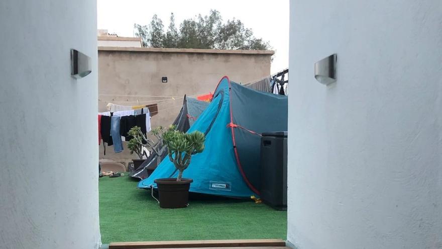 Habitaciones hacinadas y casetas en suelo público, en alquiler a solo un &#039;clic&#039; en Canarias