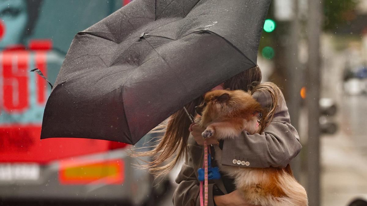 Una mujer trata de controlar su paraguas en Madrid.