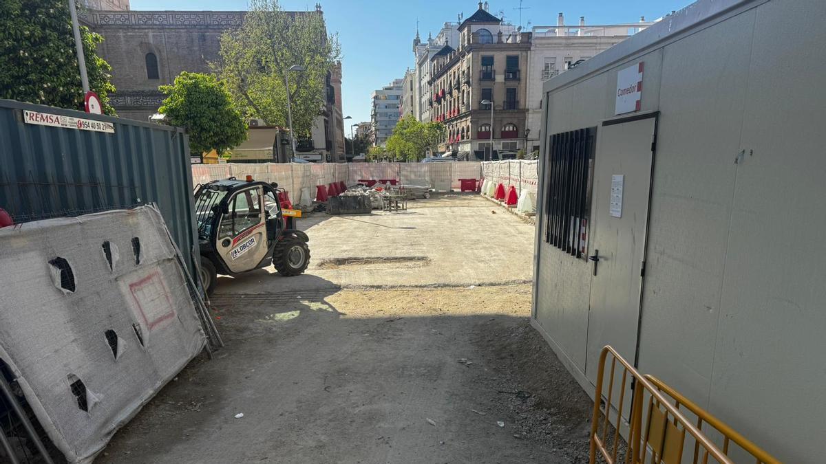 Vídeo | Paso complicado en las Setas: las cofradías tendrán que pasar entre cajones de obra
