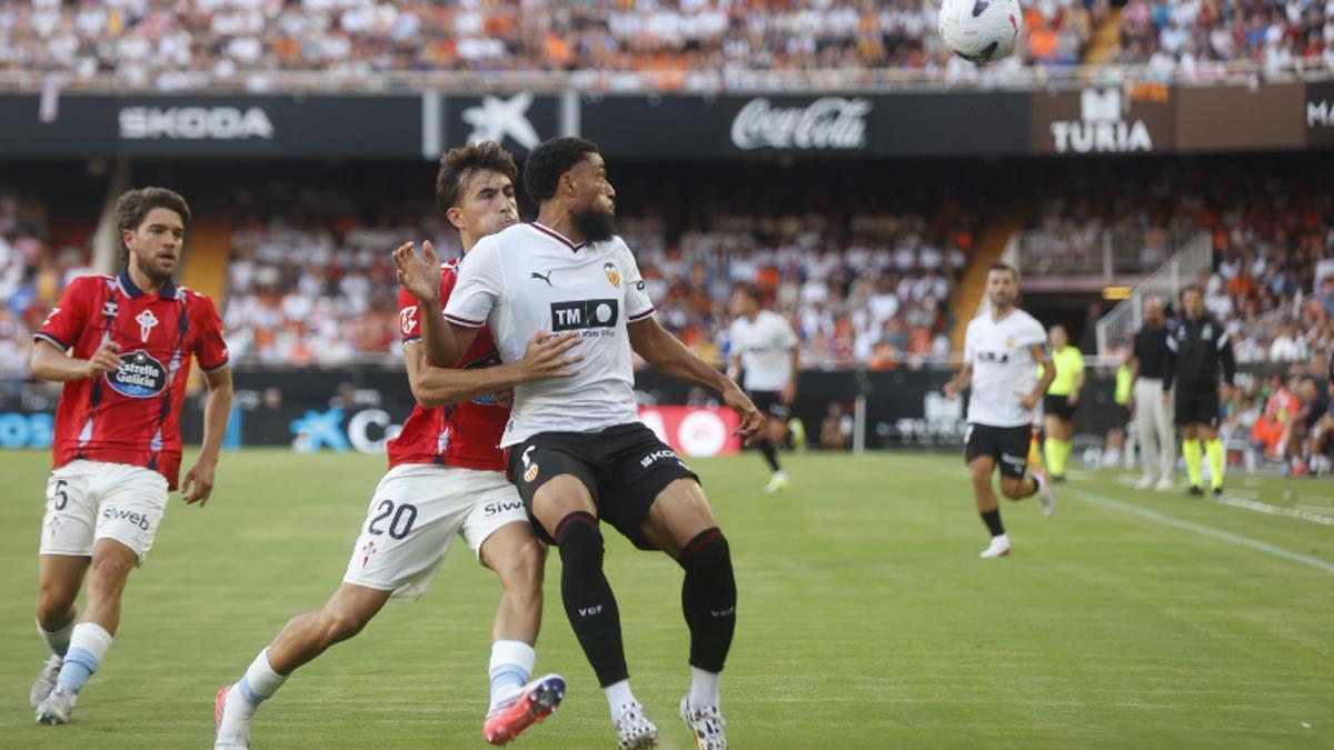 El cálido recibimiento de la afición al equipo antes del Valencia CF - Real Betis