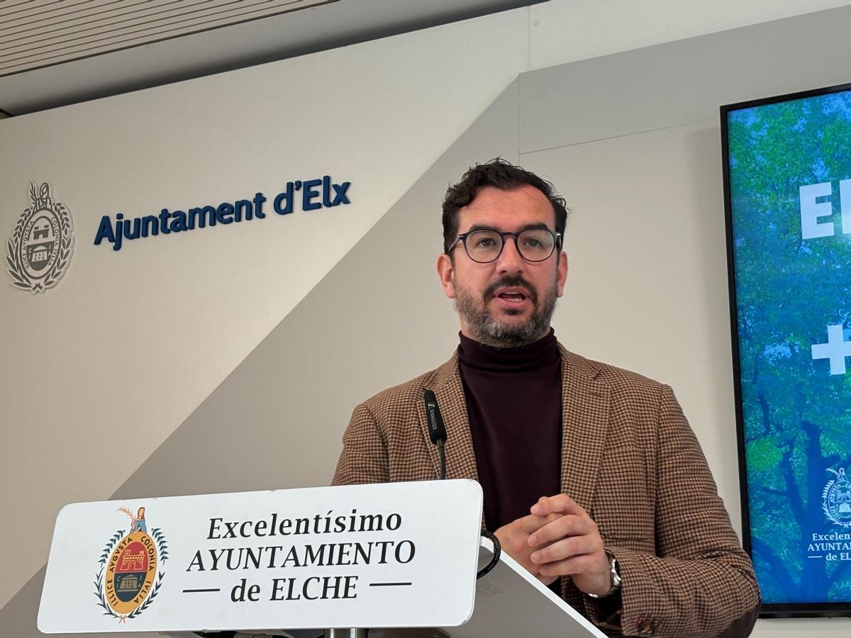 El concejal Claudio Guilabert anunciaba una inversión de 300.000 euros en árboles y riego en calles de Elche
