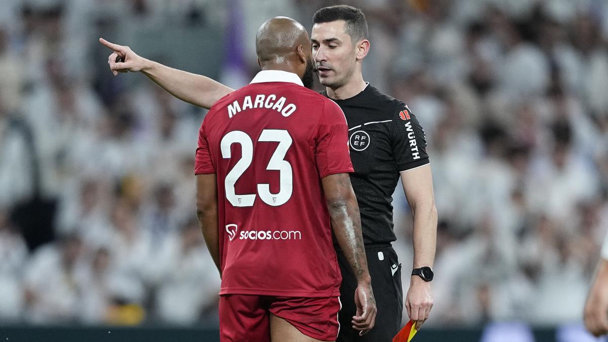 Marcao, expulsado en el Real Madrid-Sevilla FC de LaLiga EA Sports en el Santiago Bernabéu.