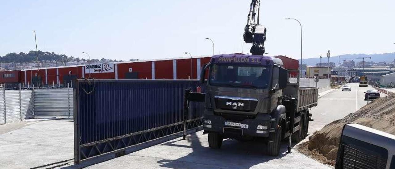 Trabajos de apertura de un nuevo acceso a la terminal Ro-Ro con la nave de Suardiaz al fondo. // R.G.