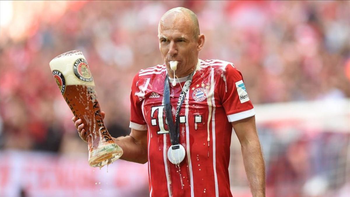 Robben celebra con cerveza la consecución de la última Bundesliga
