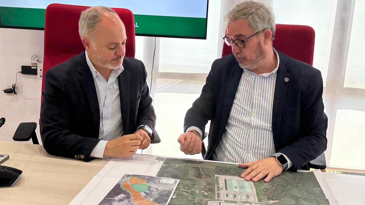 El alcalde de Ames, Blas García, derecha, y el delegado del Estado en el Consorcio de la Zona Franca de Vigo, David Regades.