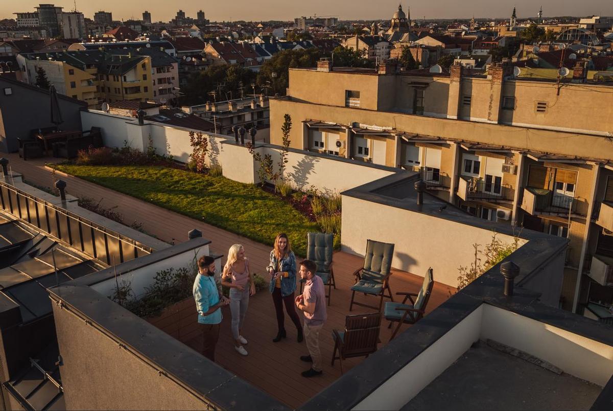 Azotea de un edificio con unas sillas
