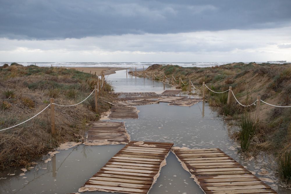 El temporal inunda los accesos a la playa del Port de Sagunt