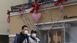 Beijing (China), 12/02/2020.- People wearing protective masks walk in a shopping mall decorated for Valentine’s Day in Beijing, China, 12 February 2020 (issued 14 February 2020). Many flower markets, restaurants, cinemas and others stores closed due to the Covid-19 virus outbreak in China which originated in the Chinese city of Wuhan, has so far killed at least 1,360 people and infected nearly 60,000 others worldwide, mostly in China. (Cine) EFE/EPA/WU HONG