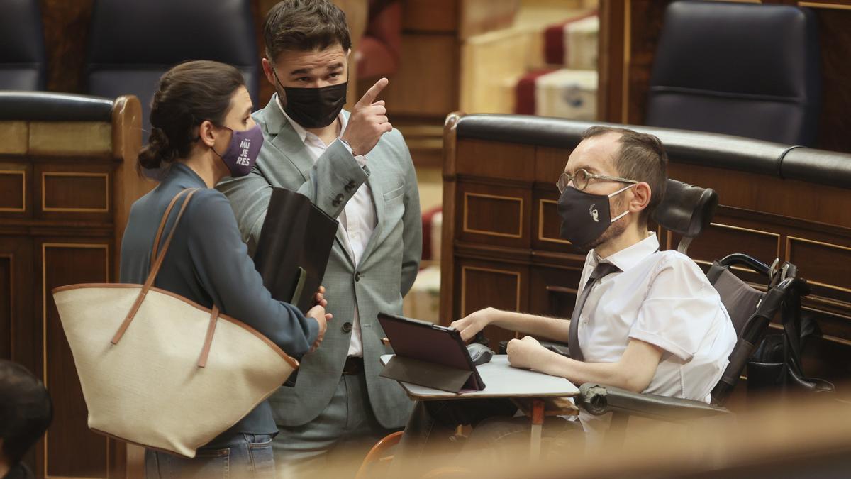 La ministra de Igualdad, Irene Montero, con el portavoz parlamentario de ERC, Gabriel Rufián, y con el de Unidas Podemos, Pablo Echenique.