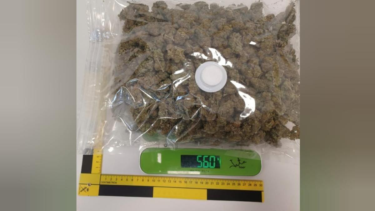 La marihuana intervenida arrojó un peso de 560 gramos, informa la Guardia Civil.