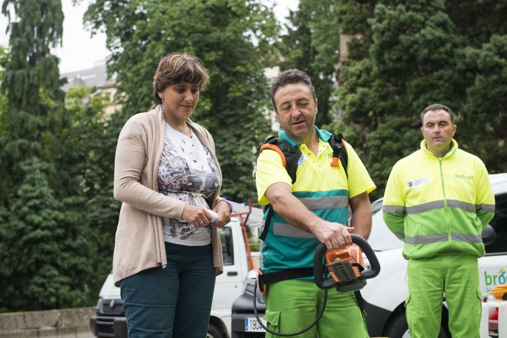 La concejala Ana Rivas presenta la nueva maquinaria de jardinería