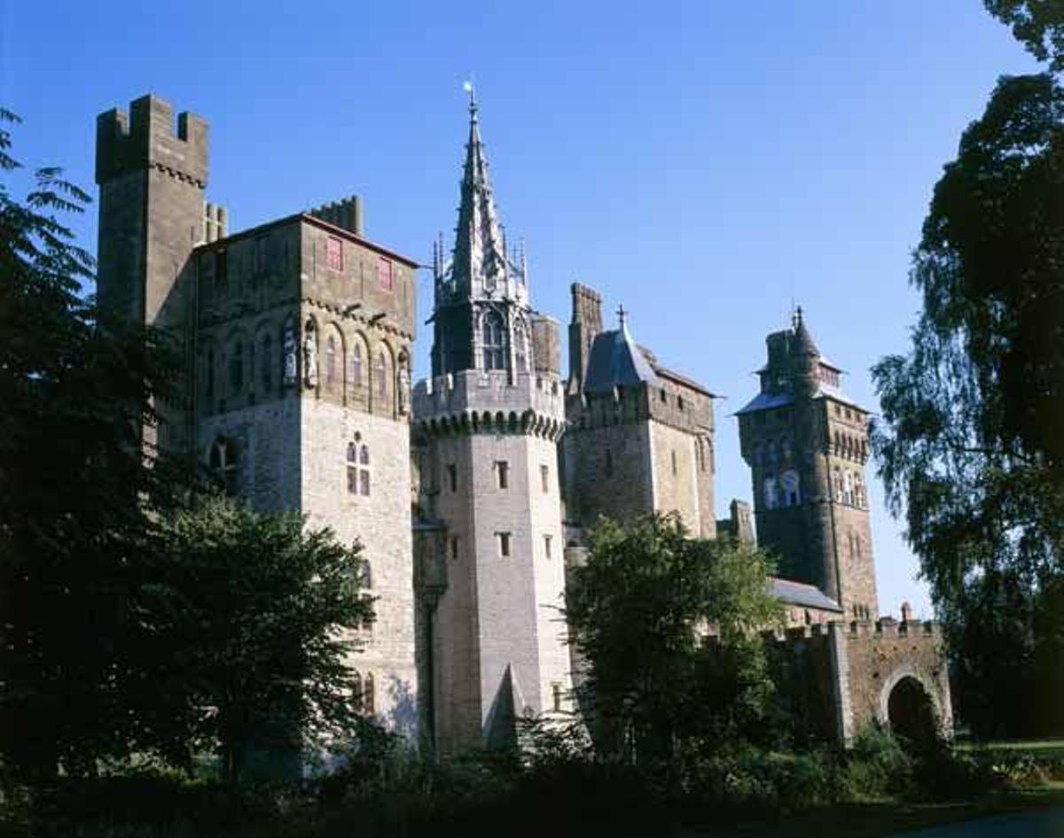 El castillo de Cardiff fue fundado por los normandos en 1091.