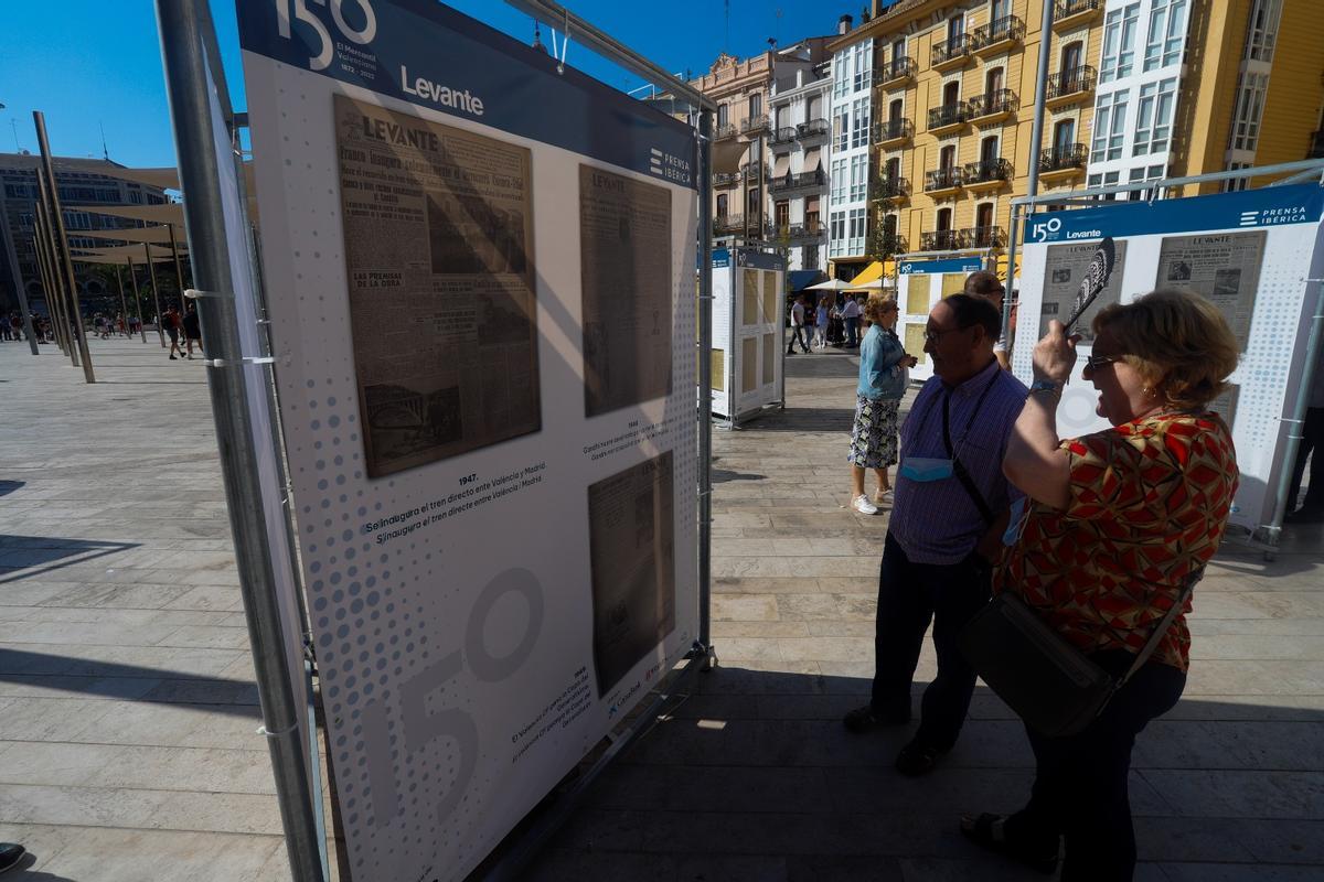 El público descubre la exposición de Levante-EMV en la plaza de la Reina de València El público descubre la exposición de Levante-EMV en la plaza de la Reina de València