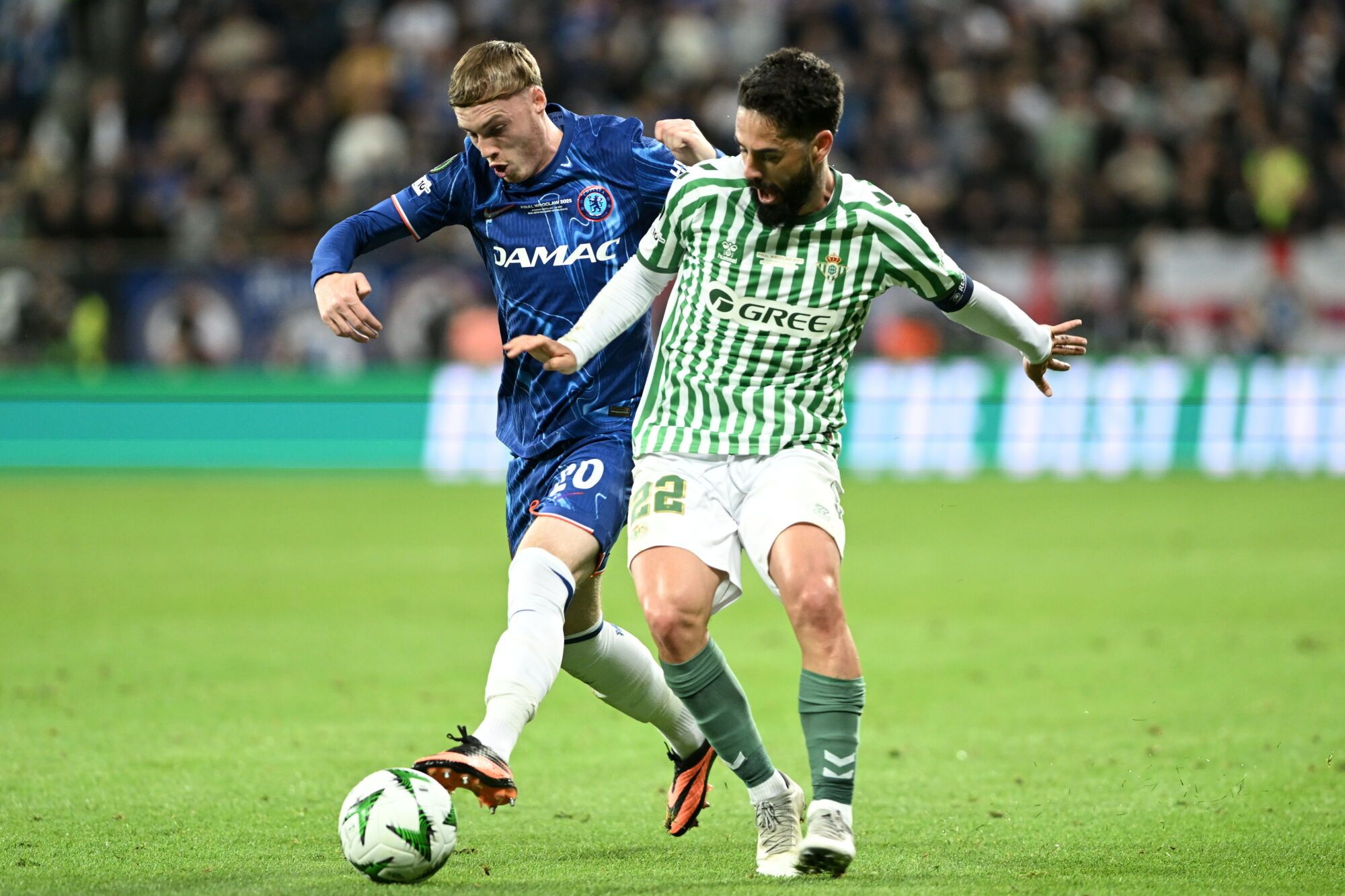 Wroclaw (Poland), 28/05/2025.- Isco (R) of Real Betis and Cole Palmer (L) of Chelsea FC in action during the UEFA Europa Conference League final soccer match between Real Betis and Chelsea FC, in Wroclaw, Poland, 28 May 2025. (Polonia) EFE/EPA/Jakub Kaczmarczyk POLAND OUT. POLAND OUT