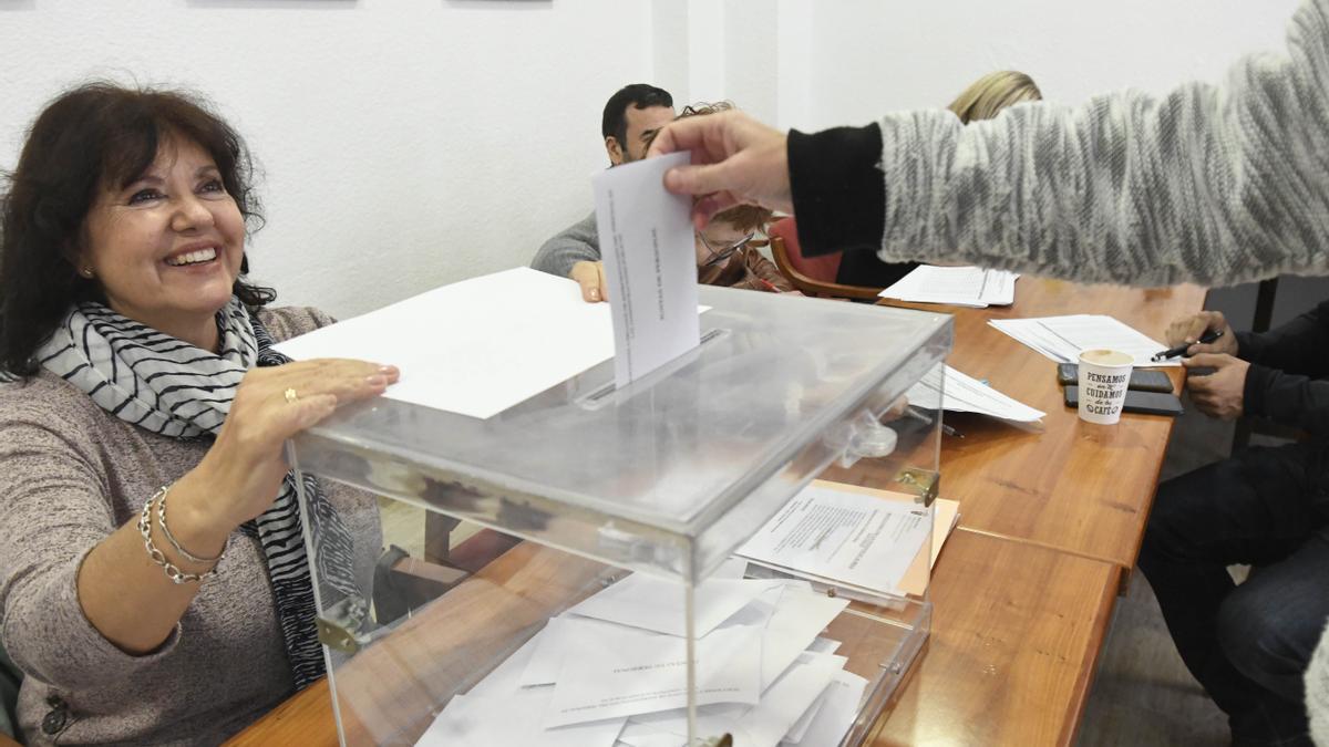 Un docente vota en una mesa electoral del IES Floridablanca de Murcia.