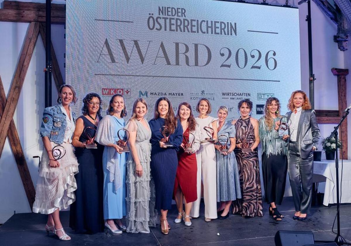 Yolanda Salinas Soler, junto con el resto de premiadas.