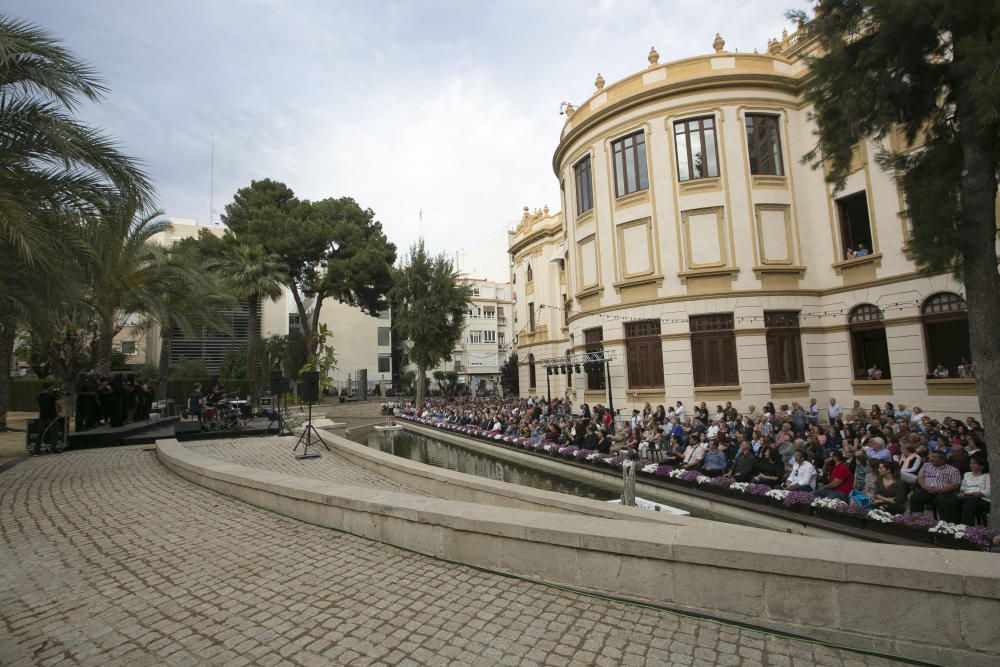 El público alicantino "toma" los jardines del Palacio y el exterior para escuchar a "Sounds of joy"