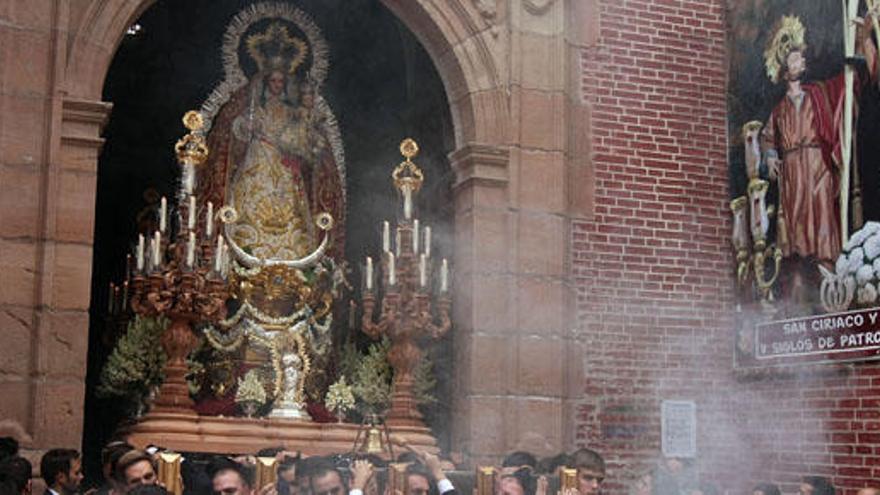 La Virgen de los Remedios en su histórica salida desde los Santos Mártires.