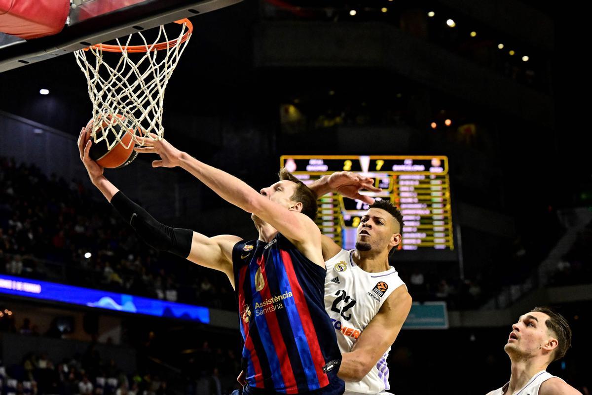 Vesely y Tavares luchan por un balón