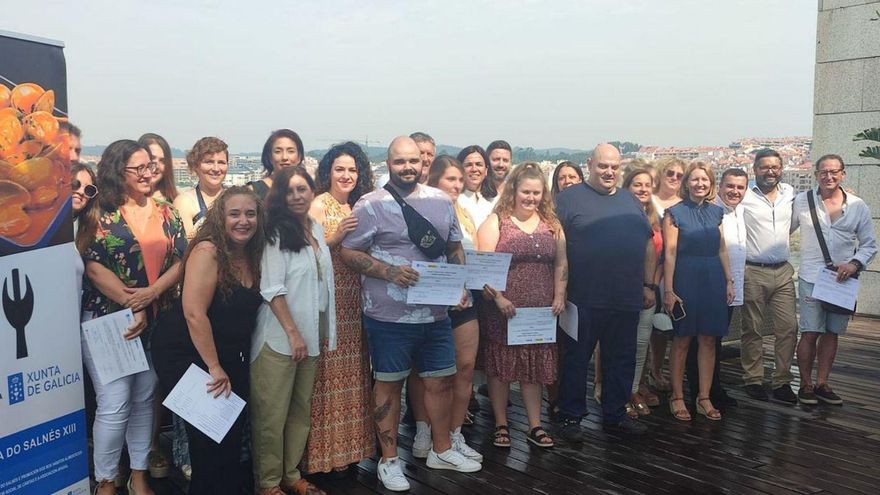 Nuevos diplomados del taller, ayer, en Sanxenxo. | // FDV