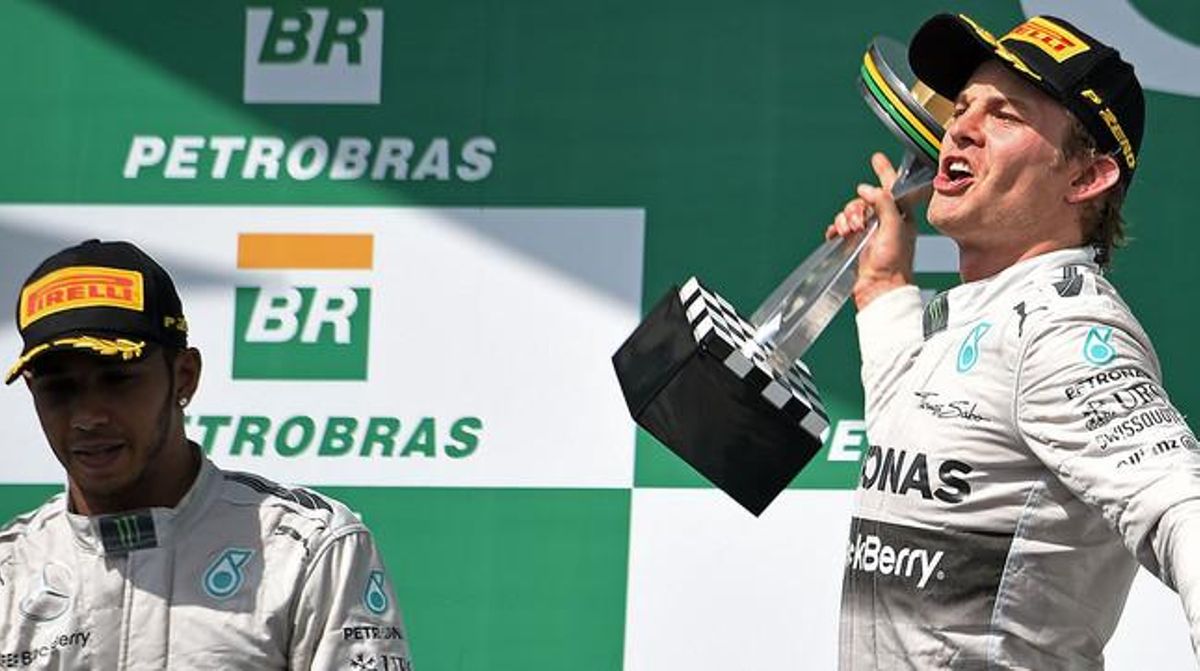 Nico Rosberg celebra el seu triomf al GP del Brasil davant Lewis Hamilton, al circuit d’Interlagos.