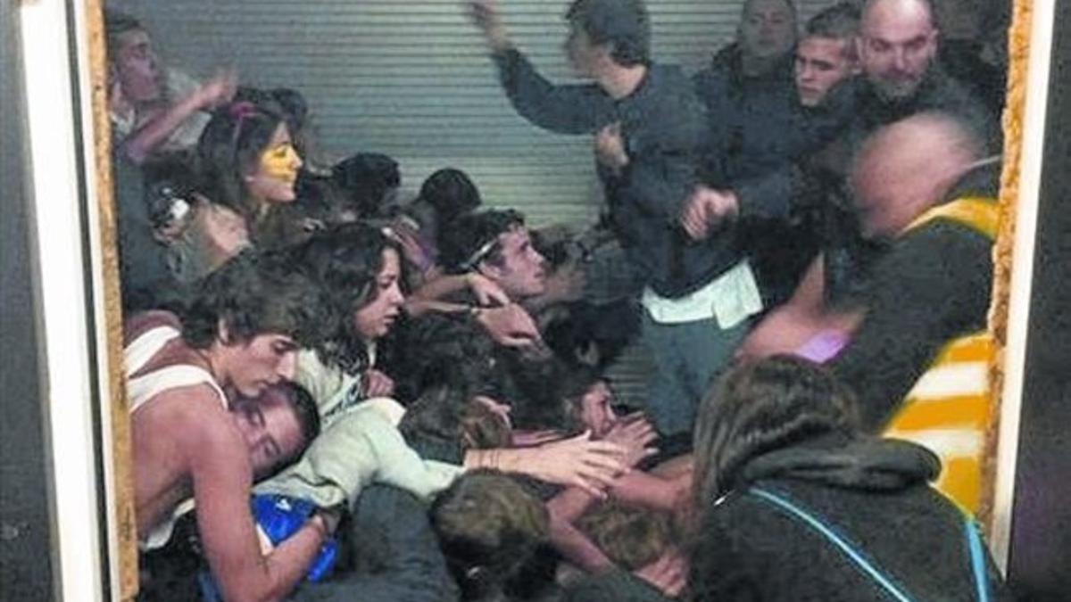 Jóvenes agolpados en uno de los espacios del Madrid Arena la noche del 1 de noviembre del 2012.