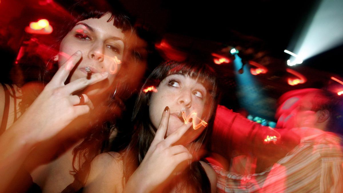 Gente fumando en la Sala Apolo de Barcelona el 29 de diciembre de 2005.