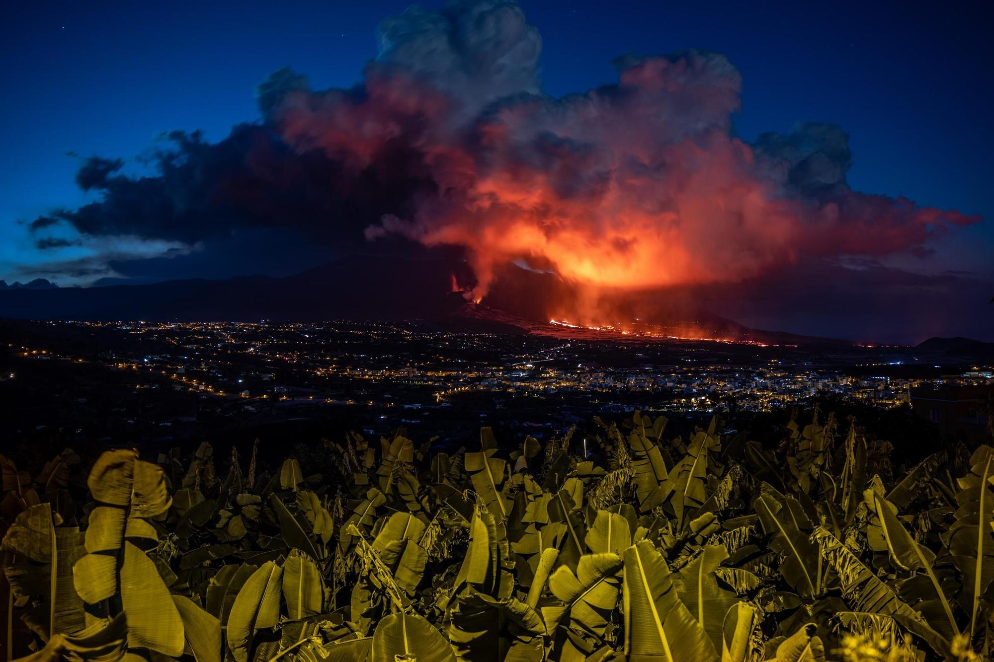 Espectaculares imágenes del volcán de La Palma durante la noche del 19 de diciembre.