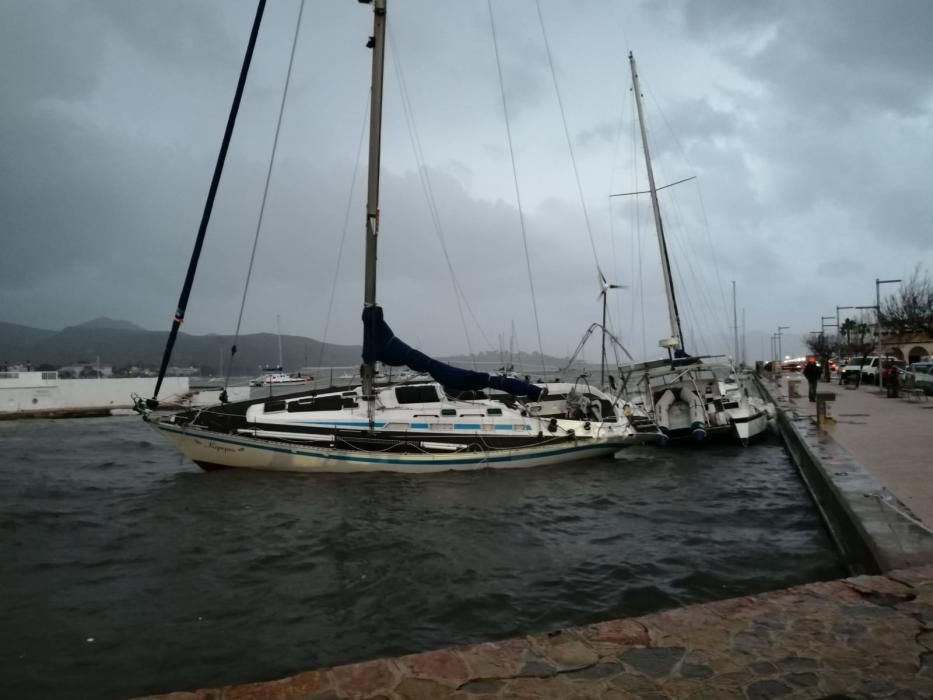 Sturmtief Gloria auf Mallorca: gestrandete Boote in Port de Pollença