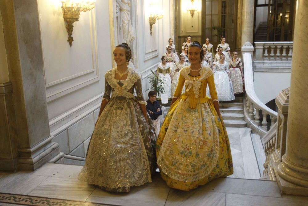 Las cortes de honor ensayan la proclamación de las falleras mayores