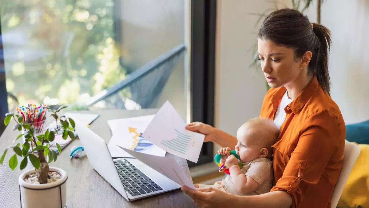 El coste laboral de la maternidad: casi 9 de cada 10 mujeres han renunciado a salario, empleo u oportunidades