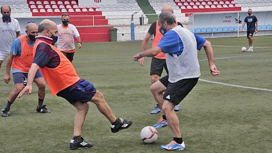 Partido de fútbol a pie en el campo de O Morrazo.