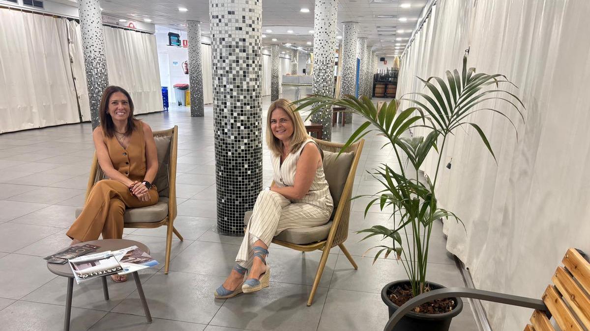 La alcaldesa, María Tormo; y la concejala Silvana Rovira, en uno de los refugios climáticos.