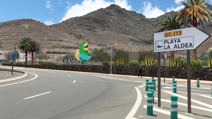 La Aldea retira el viejo cartel de El Charco e incorpora otros con su nueva imagen turística