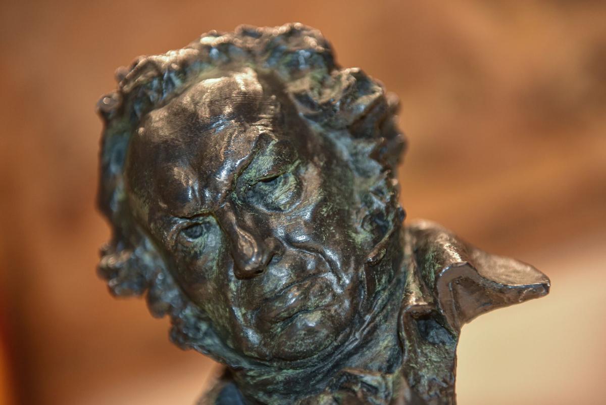Foto detalle de la estatuilla de Goya.