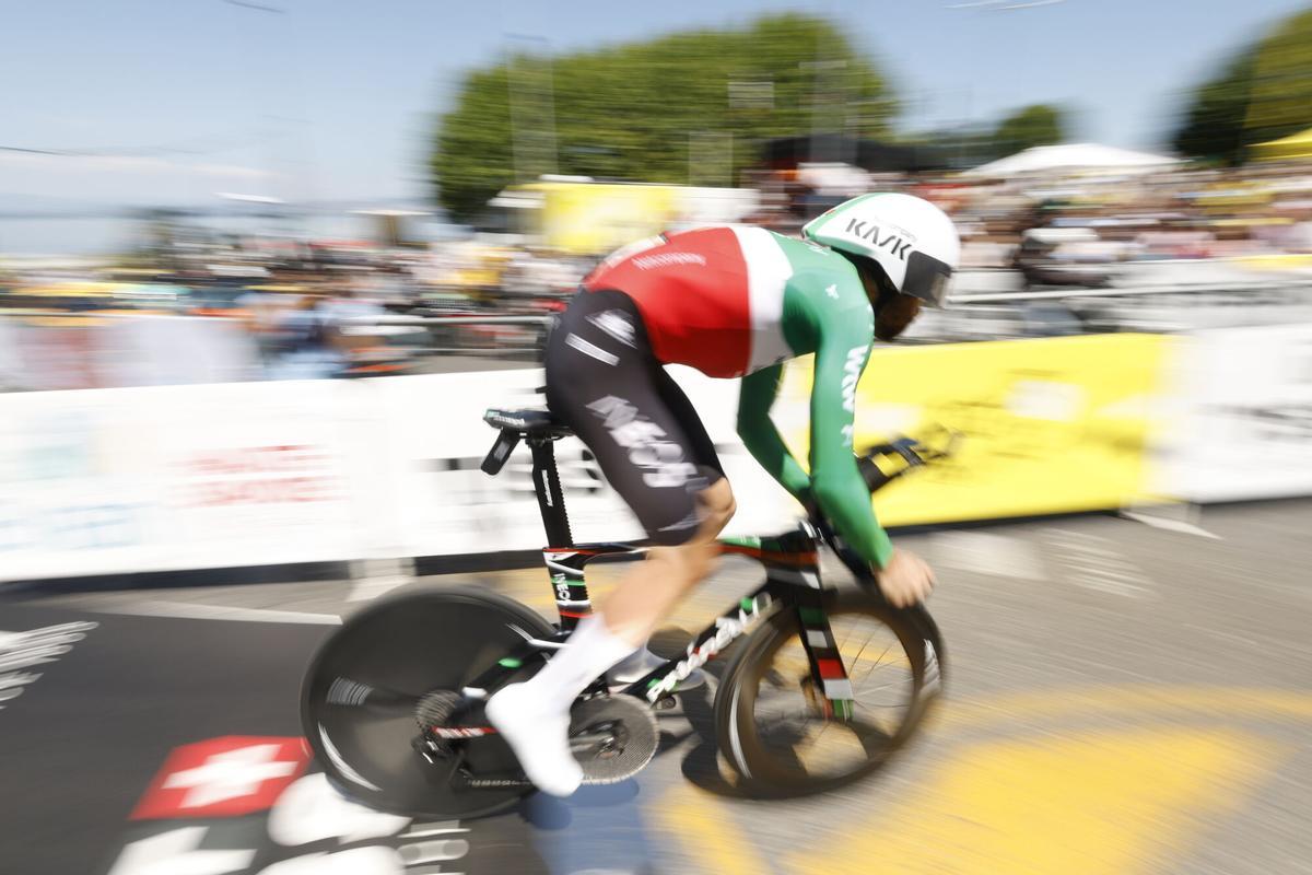 El ciclista italiano Filippo Ganna del equipo ciclista Netcompany Ineos en acción al inicio de la etapa 16 del Tour de Francia. El ciclista italiano Filippo Ganna del equipo ciclista Netcompany Ineos en acción al inicio de la etapa 16 del Tour de Francia.