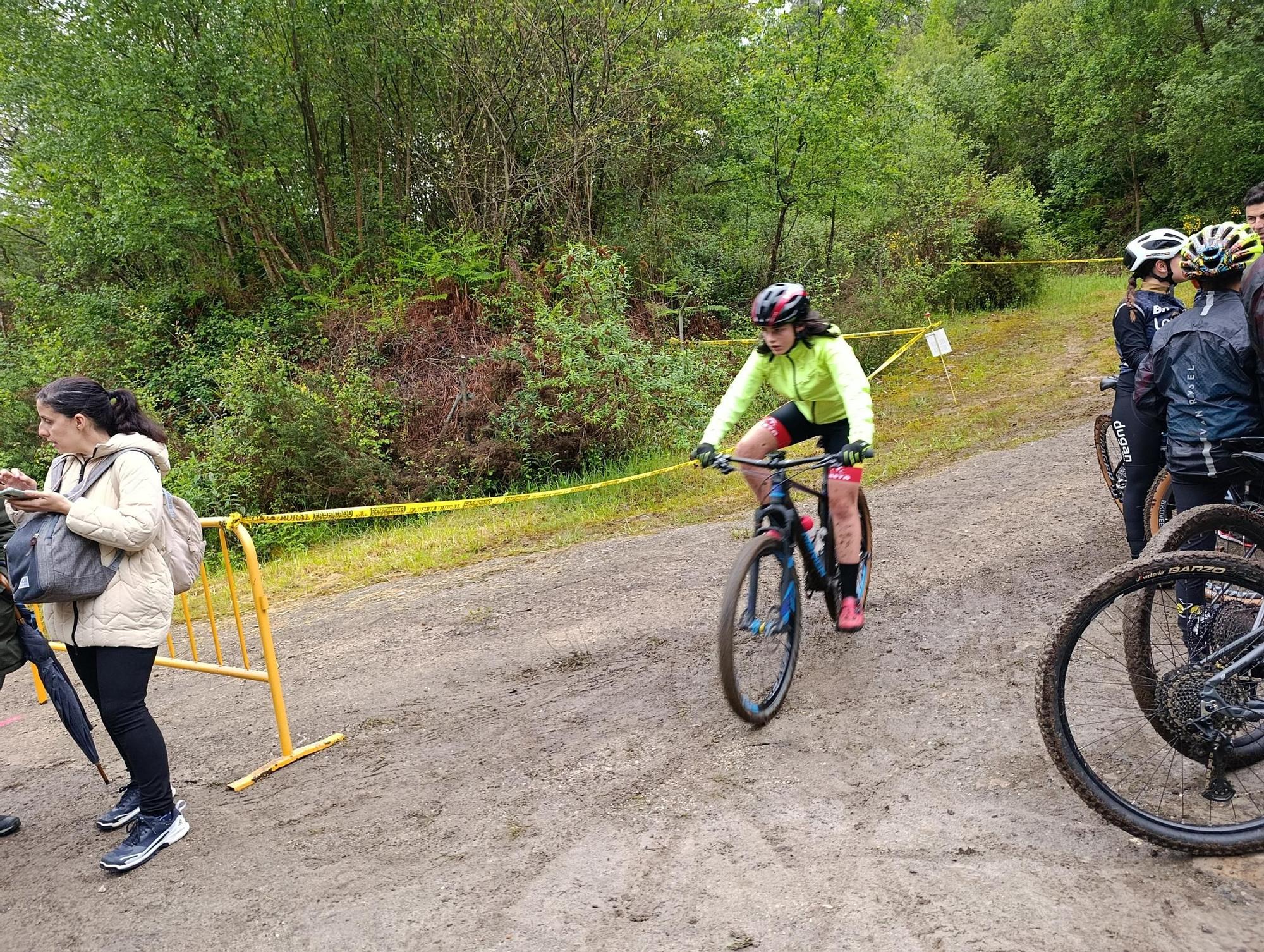 Las jóvenes promesas del ciclismo pedalean en Santa Marina, Siero
