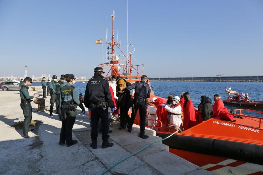 Guardia Civil, Cruz Roja y Salvamento Marítimo han puesto en marcha el protocolo para recepcionar a 24 personas rescatadas en el mar y que ocupaban una patera. 20 hombres y cuatro mujeres