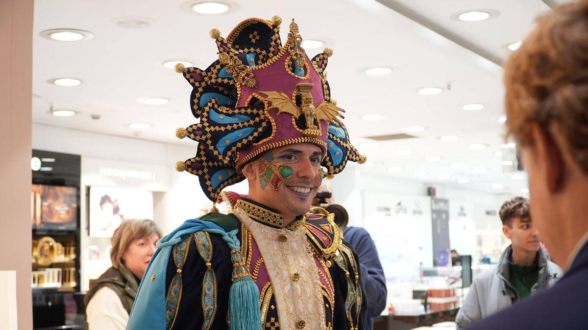 Fotogalería | Las comparsas lucen sus trajes este lunes como maniquíes vivientes